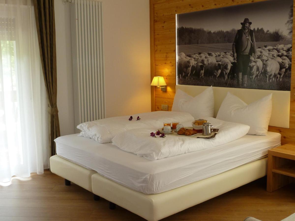Hotel Pineta Baselga di Pinè Pokoj fotografie