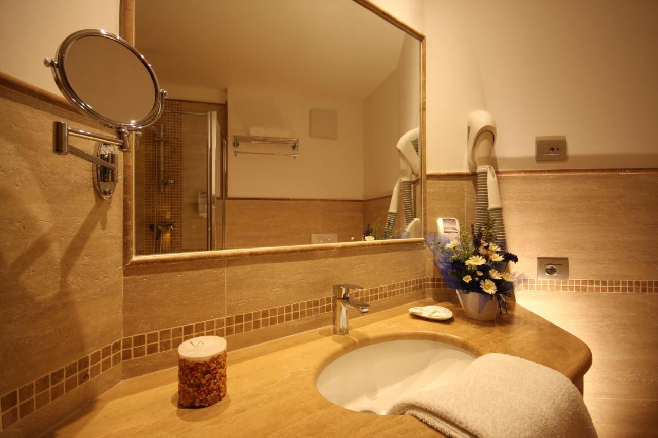 Hotel Pineta Baselga di Pinè Pokoj fotografie